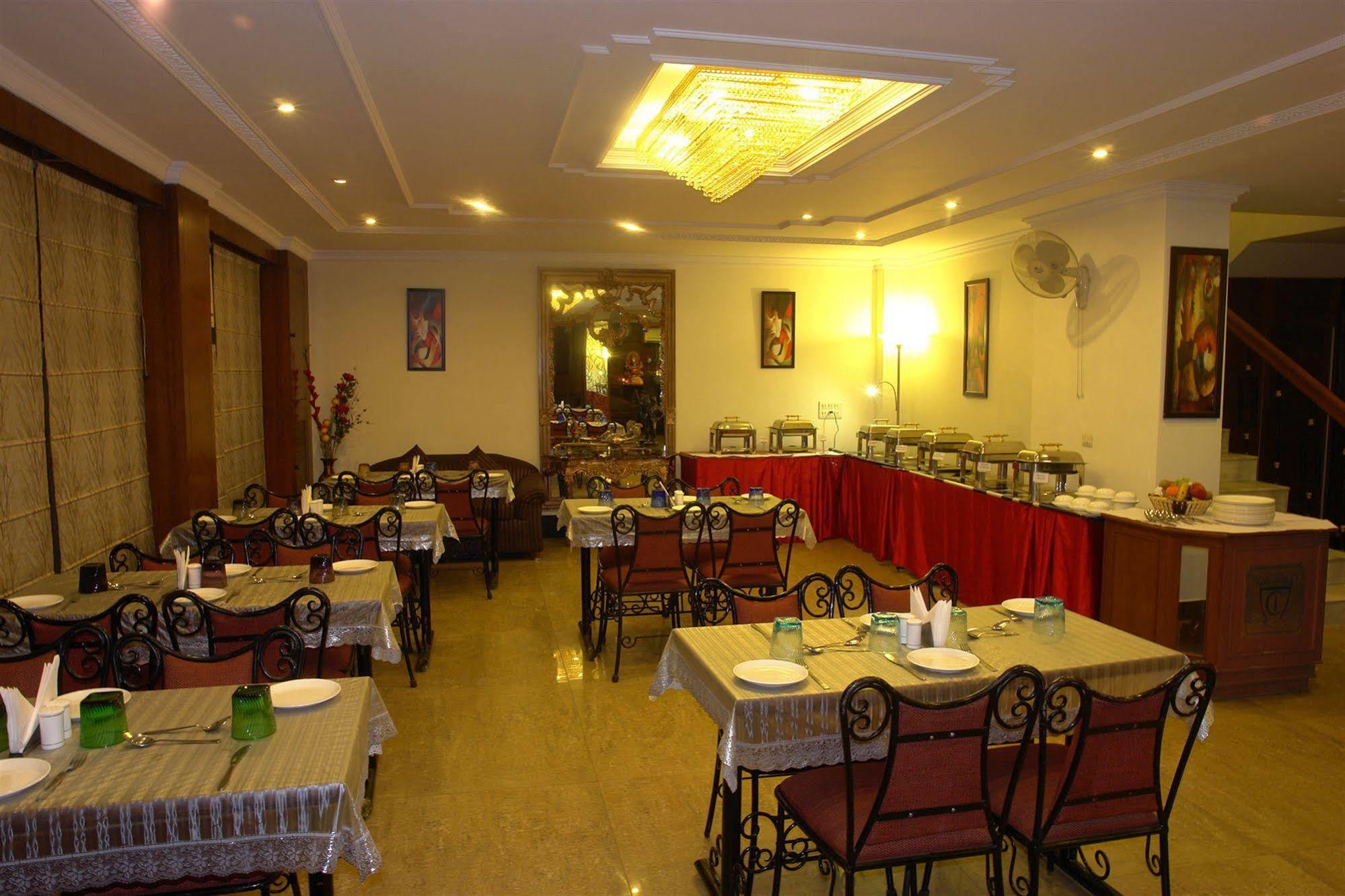 The Crest Inn Delhi  Bagian luar foto